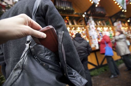 Weihnachtsmärkte sind ideales Terrain für Taschendiebe, Vorsicht ist angebracht. Foto: dpa