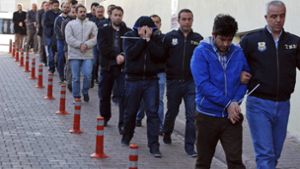 Bereits im April sind bei einer landesweiten Razzia in der Türkei im Zusammenhang mit der Gülen-Bewegung mehr als eintausend Verdächtige festgenommen worden. Foto: AP