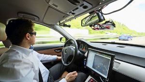Ein Mitarbeiter von Bosch fährt im Mai 2015 auf der Autobahn 81 bei Abstatt in einem Auto, das als Prototyp für autonomes Fahren genutzt wird. Foto: dpa