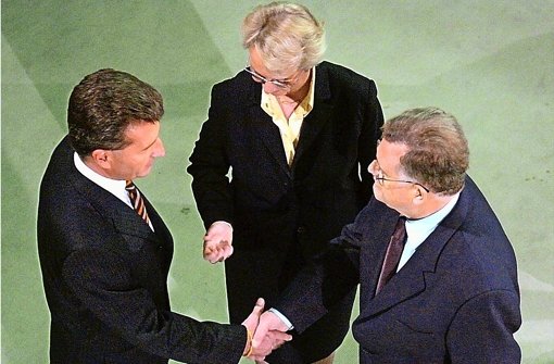 Historischer Moment im Dezember 2004: Erwin Teufel und Annette Schavan gratulieren Günther Oettinger zu seinem Sieg bei der Mitgliederbefragung Foto: dpa
