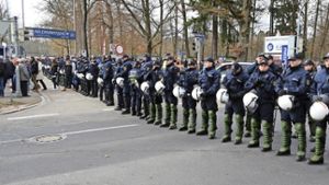 Brennpunkt Wildparkstadion: Bei einem Heimspiel des Karlsruher SC sichern Polizeikräfte die Umgebung. Foto: dpa