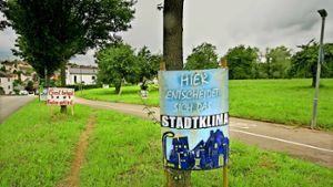 Nicht nur mit Plakaten, sondern auch mit einem eigenen Klimagutachten argumentiert der Verein Rettet das Greut gegen die geplante Bebauung der Streuobstwiese. Foto: Horst Rudel