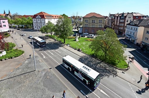 Wenig Platz für einen Platz: Auf allen Seiten ist der Schillerplatz von Straßen umgeben. Foto: factum/Granville