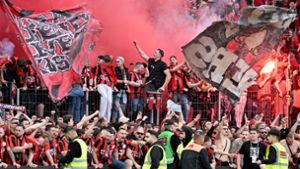 Die Fans von Bayer Leverkusen können den Schlusspfiff kaum erwarten. Foto: dpa/Federico Gambarini