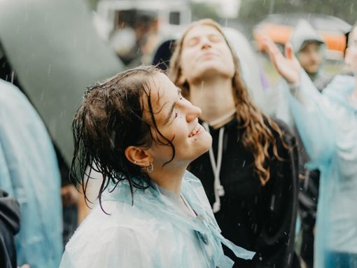 Nass und glücklich: Ein verregnetes Festival muss noch lange kein Weltuntergang sein. Foto: Halinskyi Max/Shutterstock.com