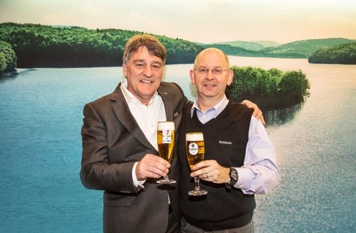 Bernd Wahler (Präsident des VfB Stuttgart) und Uwe Riehs (Geschäftsführer Marketing der Krombacher Brauerei) stoßen mit einem frisch gezapften Krombacher auf die vorzeitige Vertragsverlängerung an. Foto: Krombacher Brauerei GmbH & Co.