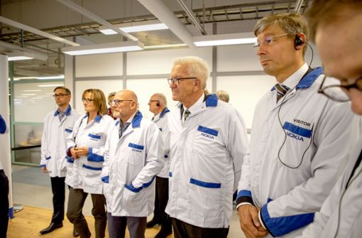 Ministerpräsident Kretschmann und Verkehrsminister Hermann (Mitte) besuchen das Nokia-Werk in Oulu. Foto: Staatsministerium