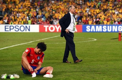 Südkorea-Coach Uli Stielike schleicht nach der Final-Niederlage gegen Australien im Asien Cup enttäuscht über den Platz. Foto: dpa