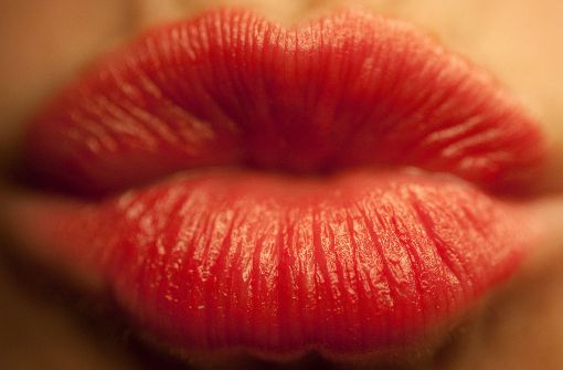 Ein Kussmund muss gepflegt werden: Der Berufsverband der Deutschen Dermatologen empfiehlt, die dünne Lippenhaut in jedem Fall gezielt zu schützen. Foto: dpa