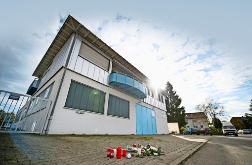 Am Tatort in Köngen haben Passanten Blumen und Kerzen niedergelegt Foto: dpa