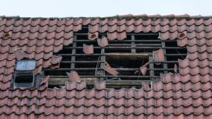 Ein vermeintlicher Dachdecker hat wohl das Haus eines 82-Jährigen halb abgedeckt. (Symbolbild) Foto: dpa/Friso Gentsch
