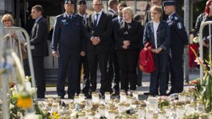 In Turku traf man sich zum Gedenken der Opfer auf dem Marktplatz. Foto: dpa