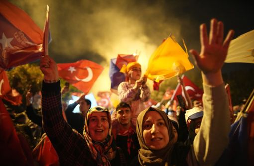 Anhänger des türkischen Präsidenten Erdogan feierten den Wahlsieg ihres Kandidaten. Foto: dpa/Emrah Gurel