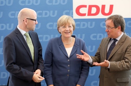 Bundeskanzlerin Angela Merkel  mit Generalsekretär Peter Tauber (links) und dem Chef der nordrhein-westfälischen CDU, Armin Laschet. Foto: dpa