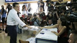 Wohin steuert Griechenland? Alexis Tsipras bei der Stimmabgabe. Foto: dpa