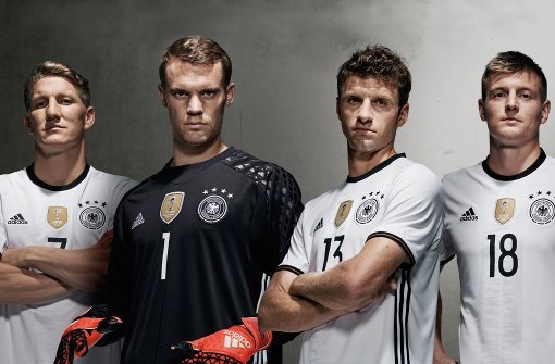 Entschlossenheit pur: Bastian Schweinsteiger, Manuel Neuer, Thomas Müller und Toni Kroos (von links) sind bereit für die entscheidende Phase bei der Europameisterschaft  in Frankreich. Foto: dpa