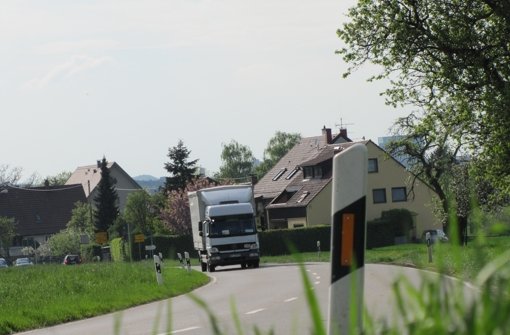Bereits heute sind aus Sicht der Anwohner viel zu viele Lastwagen auf der Neuhauser Straße unterwegs. Foto: Archiv Sägesser