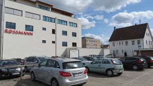 Auf diesem Parkplatz hinter dem Drogeriemarkt Rossmann  entsteht das neue Schulungszentrum Foto: Götz Schultheiss