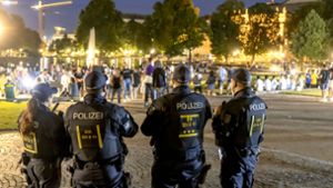 Die Polizei hat Lehren aus der Krawallnacht vor einem Jahr gezogen.. Foto: Imago/Arnulf Hettrich