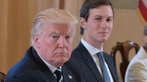 Donald Trumps Schwiegersohn Jared Kushner (rechts) soll relevante Informationen für das FBI besitzen. Foto: AFP