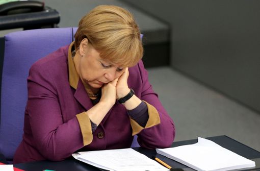 „Denk ich an GroKo in der Nacht, dann bin ich um den Schlaf gebracht“: Auch eine Powerfrau wie Angela Merkel muss mal schlafen – und sei es auf der Regierungsbank im Bundestag. Foto: dpa