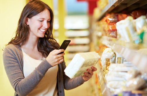 Angenehmes Shoppen: Mit dem Smartphone lassen sich schnell und einfach Preise vergleichen.  Foto: Robert Kneschke/Fotolia