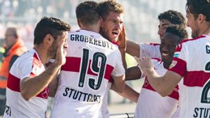 Die Spieler des VfB Stuttgart feiern den Sieg über den Karlsruher SC. Foto: Bongarts