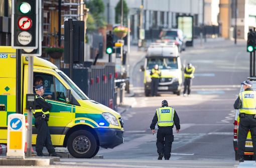 Polizisten sperren in London den Bereich um die London Bridge und den Borough Market ab. Foto: dpa