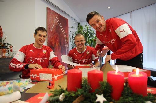 Daniel Schwaab, Adam Hlousek und Christian Gentner (von links) beim Geschenke einpacken. Foto: VfB Stuttgart