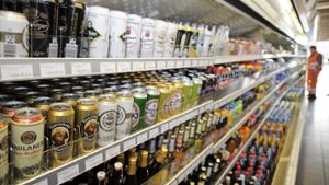 Alkohol-Angebot einer Tankstelle: Bald kann die Jugend im Land wieder vorglühen Foto: AP