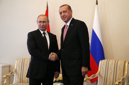 Russlands Präsident Wladimir Putin (links) hat am Dienstag den türkischen Präsidenten Recep Tayyip Erdogan in St. Petersburg empfangen. Foto: EPA