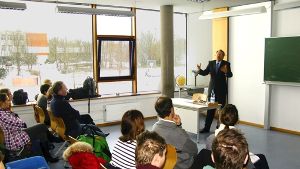 Zwei Stunden nahm sich Wolfgang Drexler Zeit, um mit den Gymnasiasten über politische Themen zu sprechen. Foto: Jens Noll
