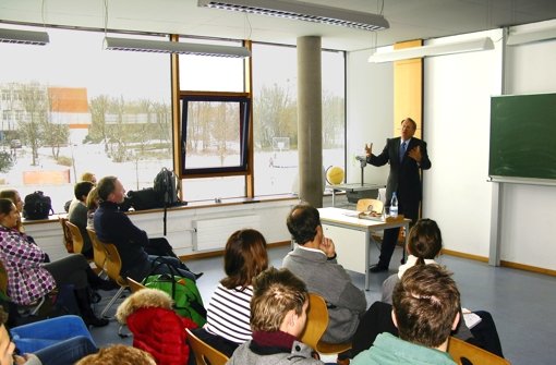 Zwei Stunden nahm sich Wolfgang Drexler Zeit, um mit den Gymnasiasten über politische Themen zu sprechen. Foto: Jens Noll