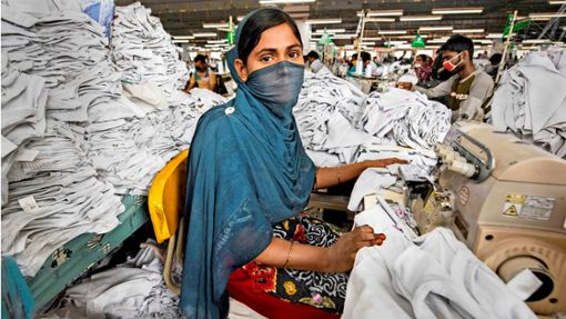 Der Verdienst vieler Textilarbeiterinnen in Bangladesh reicht gerade mal für ein Leben in Slums. Foto: imago images/ZUMA Press/Alison Wright via www.imago-images.de