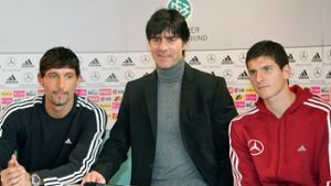 Bundestrainer Joachim Löw (Mitte) mit Kevin Kuranyi (links) und Mario Gomez im Jahr 2007. Foto: dpa