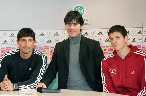Bundestrainer Joachim Löw (Mitte) mit Kevin Kuranyi (links) und Mario Gomez im Jahr 2007. Foto: dpa