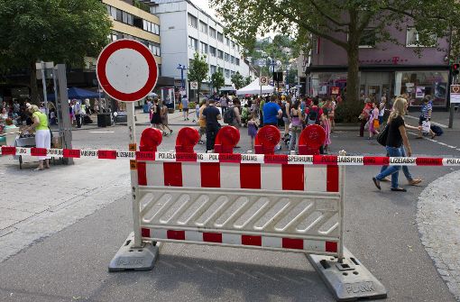 Einmal im Jahr beim Höflesfest wird die Stuttgarter Straße in Feuerbach zur Fußgängerzone: Über eine versuchsweise Sperrung an Samstagen denkt nun der Bezirksbeirat nach. Foto: Tom Bloch