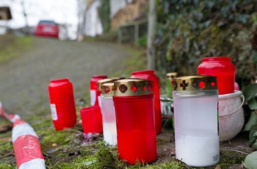 Kerzen stehen am Montag in Eberbach am Tatort an der Auffahrt des Hauses. Der Doppelmord an einem Ehepaar vergangene Woche geht auf das Konto des früheren Lebensgefährten der getöteten Ehefrau. Der Mann habe sich nach der Tat das Leben genommen, so die Polizei. Foto: dpa