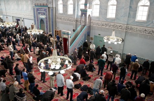 Muslime sitzen und stehen beim Freitagsgebet in der Eyüp-Sultan-Moschee in Nürnberg. Die Moschee in der Nürnberger Südstadt ist die größte Moschee in Bayern. Foto: dpa
