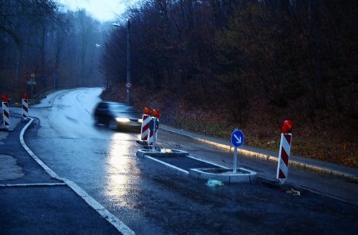 Falschfahrer im Elsental: Derzeit sparen sich viele Autofahrer den Schlenker um die Verkehrsinsel. Foto: Alexandra Kratz