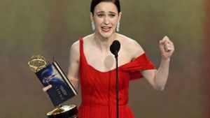 Rachel Brosnahan bedankt sich für den Emmy als beste Hauptdarstellerin einer Komödienserie. Foto:AFP Foto:  