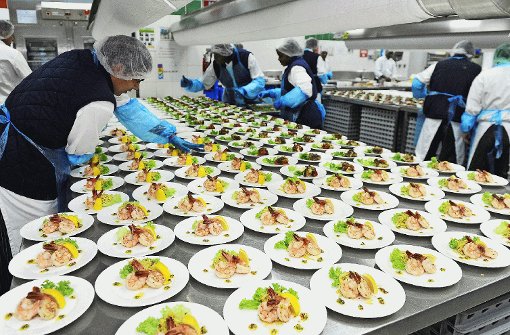 In der Küche der Fluggesellschaft Emirates in Dubai werden pro Tag im Schnitt 153 000 Mahlzeiten gekocht. Das Essen für die Gäste der First Class und der Business-Class wird auf Porzellantellern angerichtet. Foto: Emirates