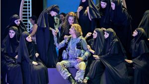 Klaus Florian Vogt sitzt als Parsifal zwischen Klingsors Zaubermädchen. Foto: Festspiele Bayreuth / dpa