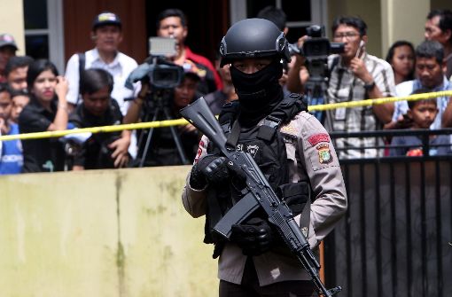 Die indonesische Polizei bei einer Razzia nahe der Hauptstadt Jakarta. Foto: DPA