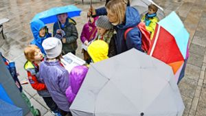 Wer war der Dieb? Bei einer Rallye durch die Innenstadt durften die Kinder in die Fußstapfen ihren Bücherhelden leon und Lea treten. Foto: Lg/Willikonsky