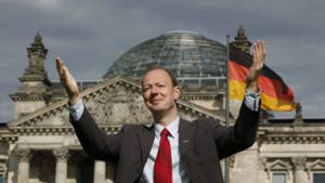 Will er auch da noch rein? Martin Sonneborn vor dem Berliner Reichstag Foto: AP