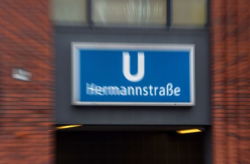 In der U-Bahn-Station „Hermannstraße“ hatte Ende November ein Mann eine Passantin mit einem Tritt die Treppe runtergeschubst. Foto: dpa