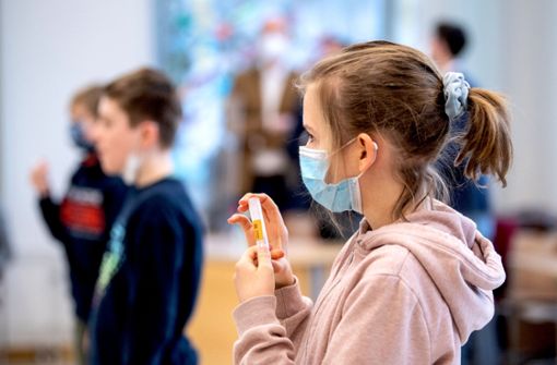 Ab der fünften Klasse  bitte mit Maske: Viele Schüler und Schülerinnen sehen am Montag nach drei Monaten  Pause ihre Klassenräume wieder. Foto: dpa/Matthias Balk