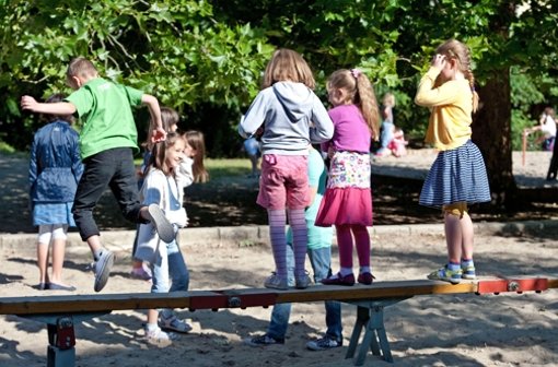 Ein Exhibitionst beobachtet am Donnerstag Kinder auf einem Spielplatz in Stuttgart-Bad Cannstatt.  Foto: dpa/Symbolbild