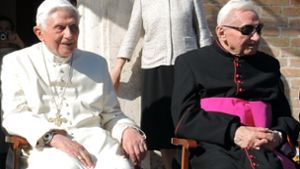 Die Brüder Joseph und Georg Ratzinger. Foto: dpa/Lena Klimkeit